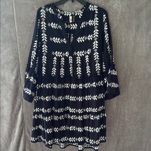 Elan Black and White Patterned V-neck Dress 3/4 Sleeve